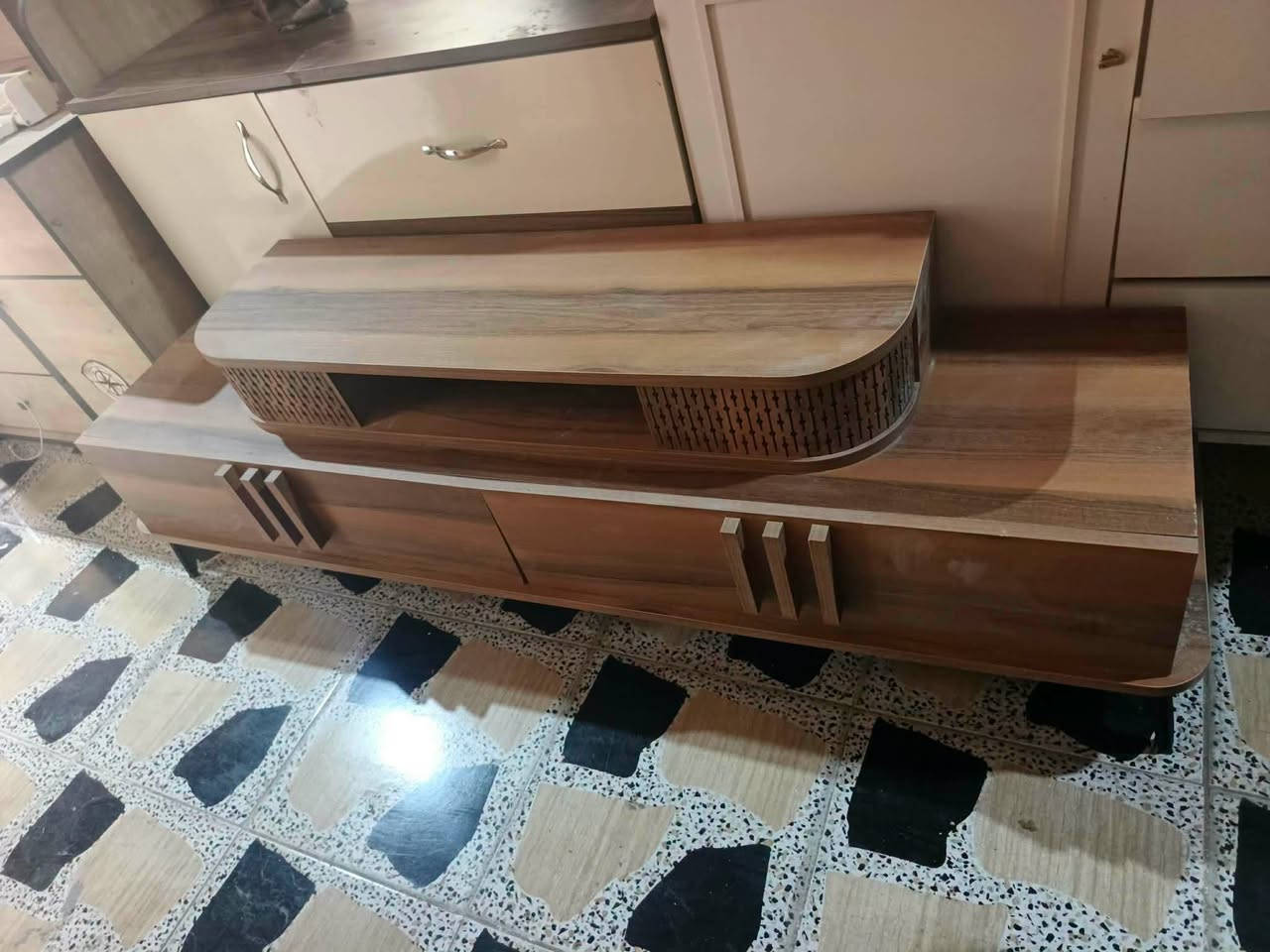 السلام عليكم 
يوجد لدينا جميع الاثاث 
غرف نوم شبابيه
كاونترات طباخ ثلاجه مجمده كنتور جرابي للحجز والاستفسار ***********
***********
