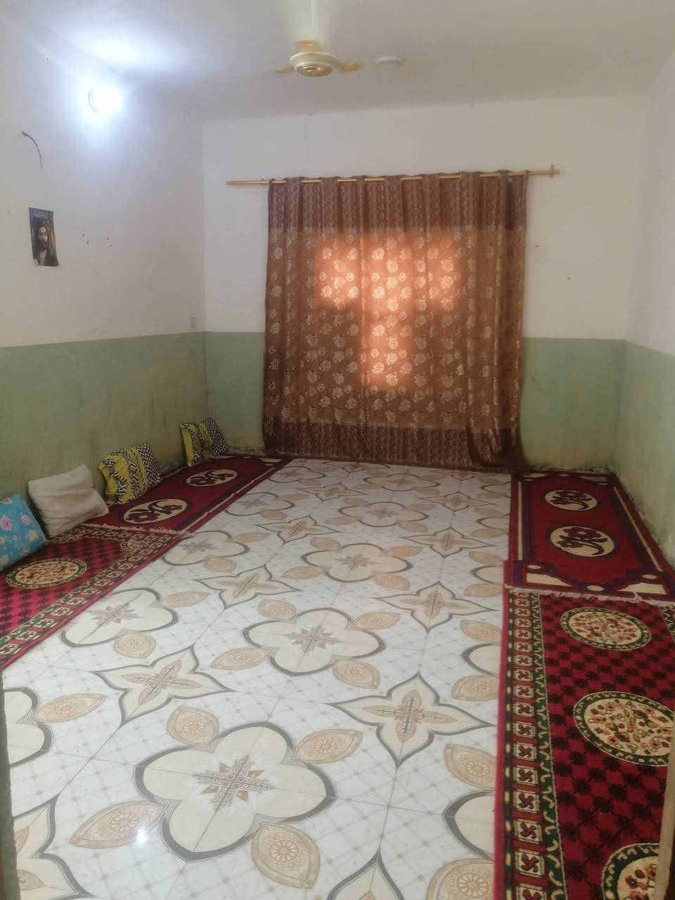 بيت زراعي 200 م بناء جديد يتكون من غرفتين واستقبال وصالة ومطبخ بيت جاهز للسكن الاستقبال يحتاج ترتيب فقط في قضاء النصر حي الزهور قرب المستوصف الجديد علئ شارعين كافة الخدمات السعر 20 وبيه مجال قليل بيع فقط  للأستفسار  ***********
