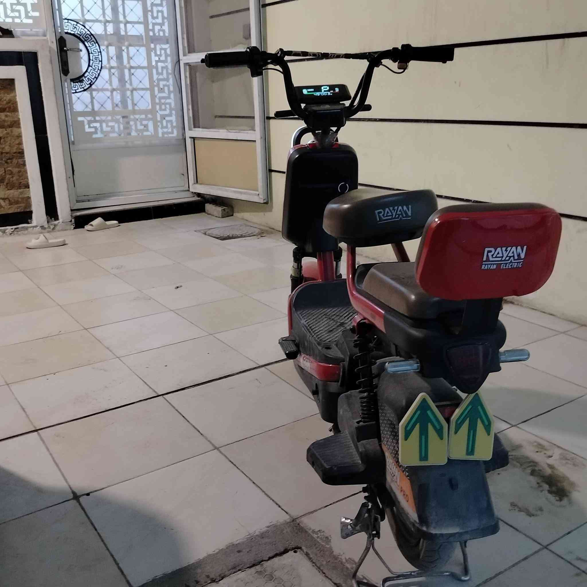 دراجة شحن الريان حجم 14 لون الاحمر +بايسكل لون الاسود نظيف 
صارلها 6اشهر عندي نظيفة نظافة فول 

مواصفاتها/سرعة 70 وحقيقي65

لايت

سلة هم بيها

لايت زنون 

اشاير يشتغلن اربعتهم 

عدد النمر 3 

هورن عالي 

بكلايت يشتغل

اي عطل يطلع بلشاشة 

بطاريات ولا وحدة واكفة بعدهن جديدات

بيها وصل الضمان ملف + عقل +بطاريات 

امانت الله نظيفة مابيها اي شخط 

السعر الدراجة300وبيها مجال 

هسة نجي على بايسكل 

نوعيتة BD لون الاسود 

مابي اي شخط ونظيف نظافة فول 

السعر البايسكل 120 وبي مجال 

العنوان بغداد زعفرانية حي الامانة 

رقمي *********** اي شي استفسار هنا
