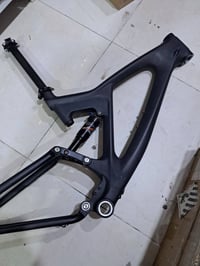 للبيع فريم كاربون  قياس 27.5..26 مع دبل وصطي هواء  بوري سرج كاربون مع ...
