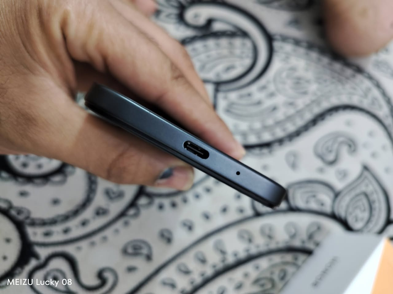 للبيع هونر x7e استخدام اسبوع فقط 

ملحقاته كامله
ذاكرة 256
بطاريه ( 7500 ).تدوم يومين 

السعر 240 الف قفل بيع مستعجل
مكاني / البصرة / الزبير 
للأستفسار: ***********

نص مكتوب في الصور:
- MEIZU Lucky 08
- Lucky 08