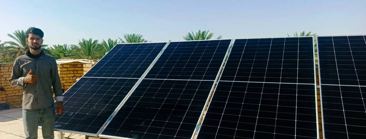 بسم الله 
وببركه الله 
نبارك للخال حسين بتنصيب منضومه شمسيه نضيفه صديقة للبيئة 
بقدره 
8    امبير نهارا 
5    امبير ليلا 
تتكون من 
#جهاز فلستي 17امبير
#بطارية فلستي 5ك واط ساعه
#الواح جنكو 635واط التصنيف الاول عالميا 
مع بقيه المكونات حديد مغلون واسلاك توصيل وجوزات حمايه وقواطع للاستفسار ***********او المراسله
