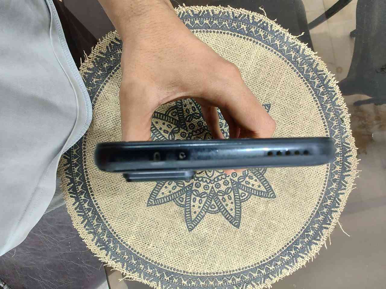 Xiaomi 12t Pro 
فلاكشيب شاومي ذاكرة 256 رام 12+12=24
معالج Snapdragon 8 gen 1 Plus 
شحن خارق 120 واط
كاميرات فول 200 ميجا بكسل
مفطور ظهره ومبدل شاشة اصلية البصمة ما تشتغل
السعر 220 الف وبيه مجال بسيط
المكان موصل التواصل خاص او الاتصال على الرقم ***********
