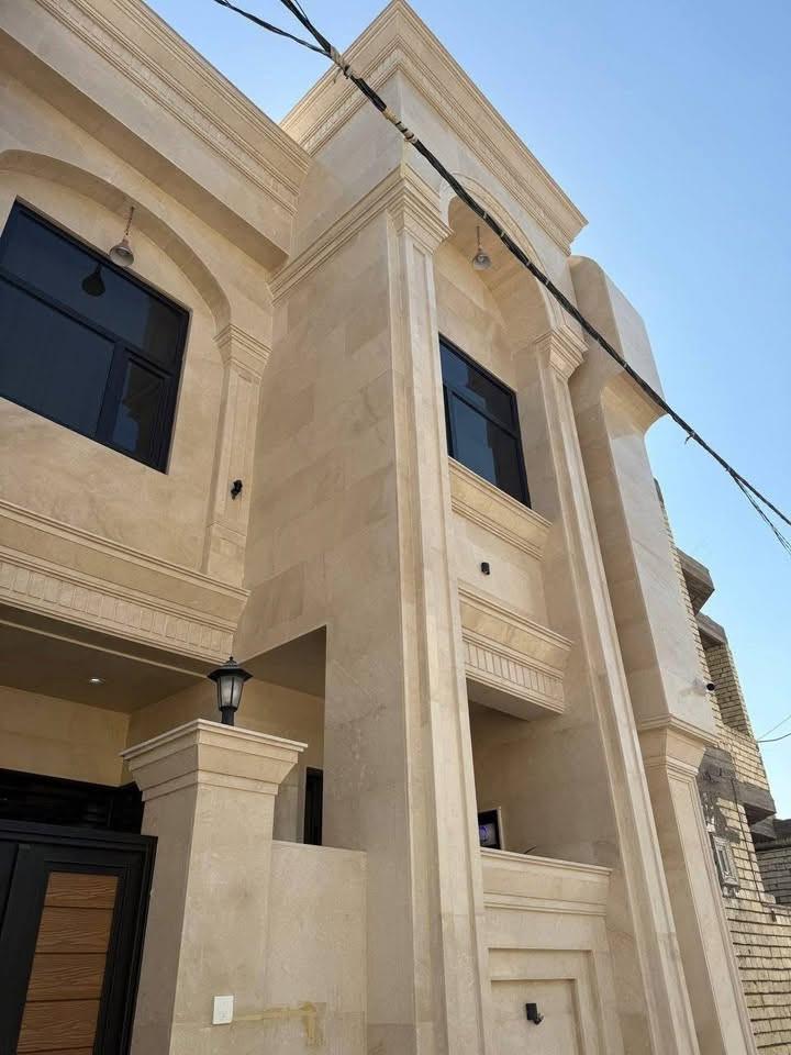 مو كل بيت نشوفه مجرد بناء…

أحيانًا نشوف بيه تعب سنين،
وفرحة أهل انتظروا هاليوم،
وتفاصيل اختاروها وهم يتخيلون شلون راح يكون بيتهم.

وهنا يجي دورنا…
ناخذ الفكرة من خيال صاحب البيت، ونحولها لشي حقيقي يگدر يشوفه ويلمس تفاصيله.

هذا واحد من الأعمال اللي نفذتها كوادرنا،

الأجمل هو شعور صاحبه وهو يشوف حلمه صار قدامه حقيقة. 🤍
