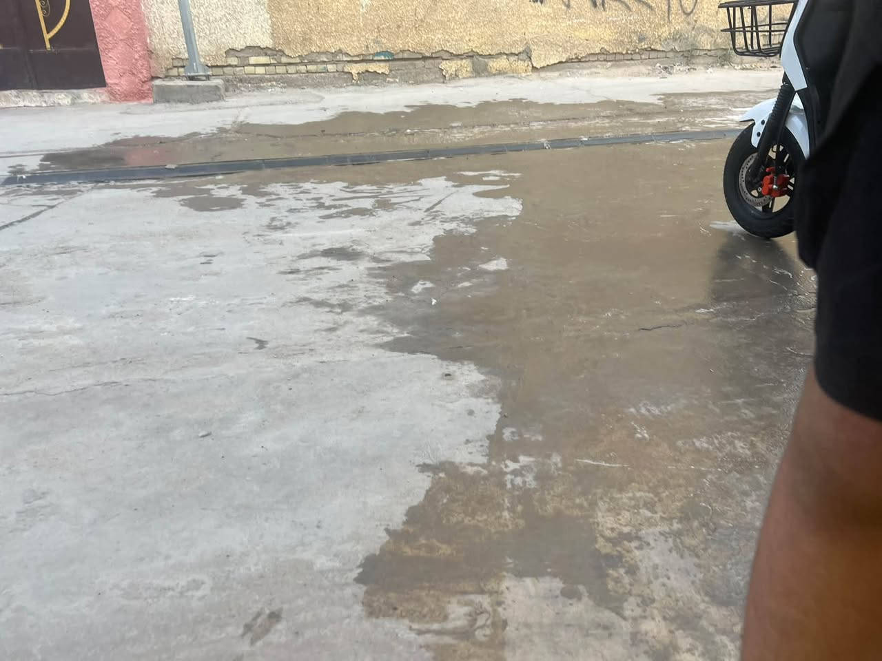 سلام عليكم دراجه R9 لبيع بطاريات جدد و ماشيه ال دراجه 500 كيلو بيه بصمتين و اسوجين كارتين دراجه جديده و كلشي ما بيه بيه بلوتوث و ضد مي و شاحنه اصليه مكاني بغداد شعب رقم ***********
