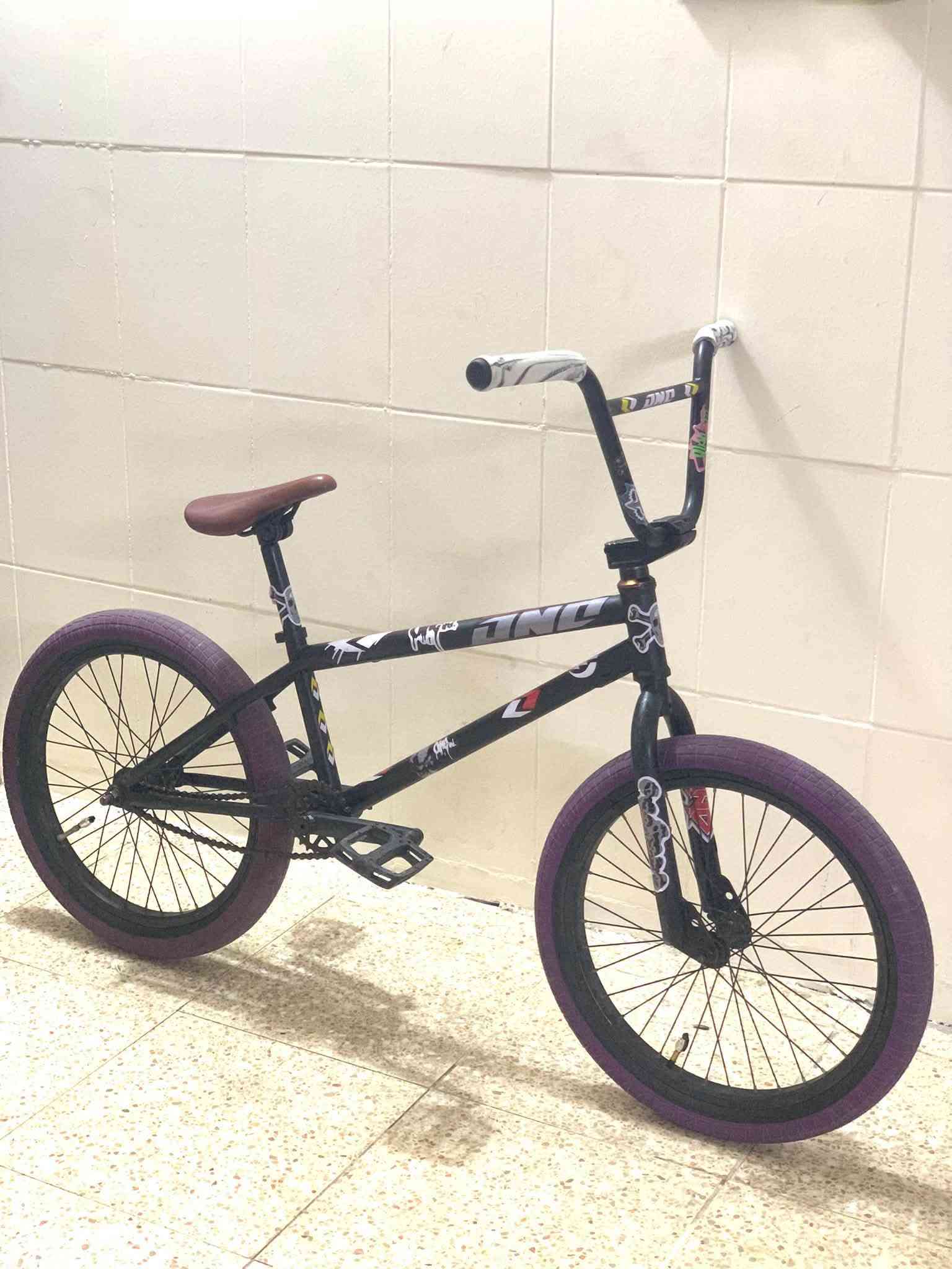 BMX اصلي مختم من ستريت و تيارات و بايدرات و كشن و الجسد ساندي اصلي يخبل سعره 200 و بي مجال + مستعجل على بيعه لل تواصل ***********
