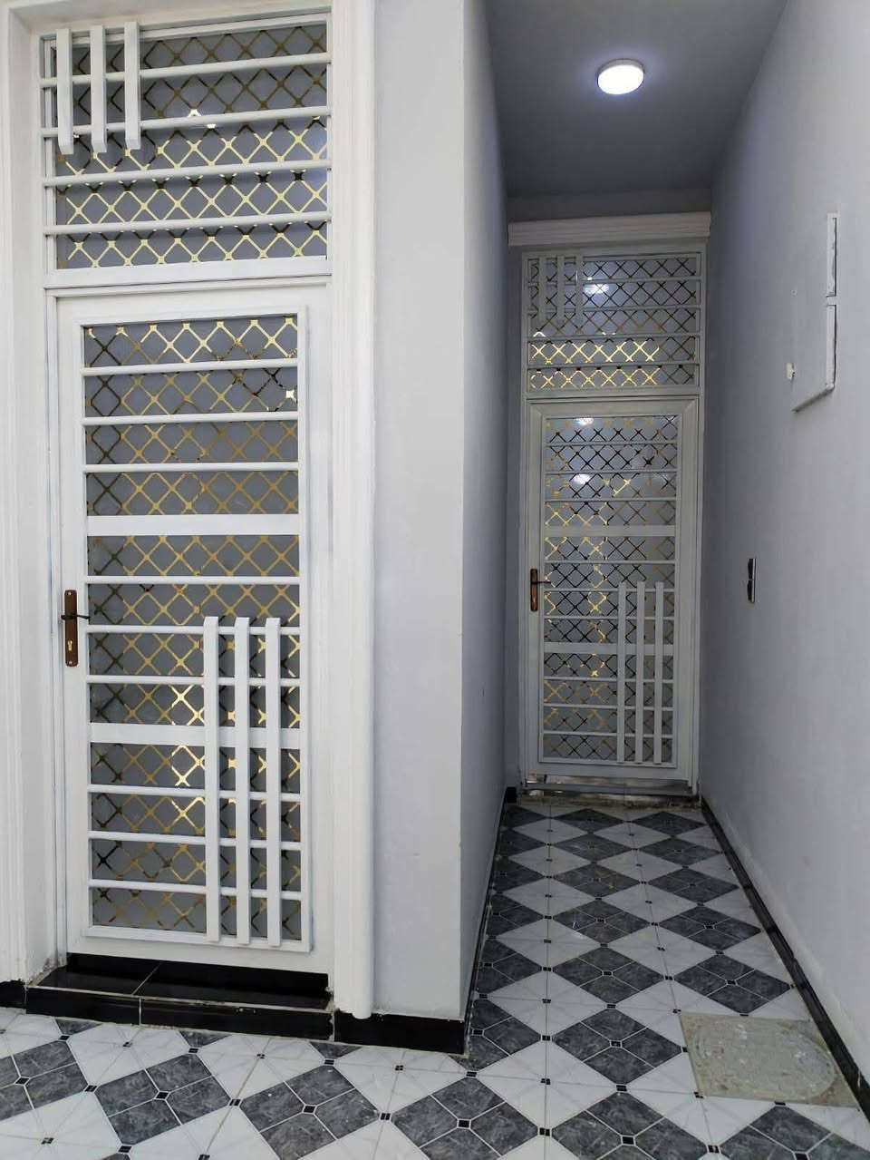 السلام عليكم دار سكن للبيع حديث غير مسكون مساحتة 100م البناء حديث درجة اولئ في الكوت منطقة حي الحكيم بالقرب من الكورنيش يبعد عن الكورنيش 100م البناء طابوق درجة اولى والسقف صب مسلح والارضية والجدران سيراميك ويتكون البيت من غرفة وصالة ومطبخ واستقبال وصحيات داخلية وخارجية ومرقم من قبل البلدية السعر 40 وبي مجال الاستفسار الاتصال على هذا الرقم ***********
