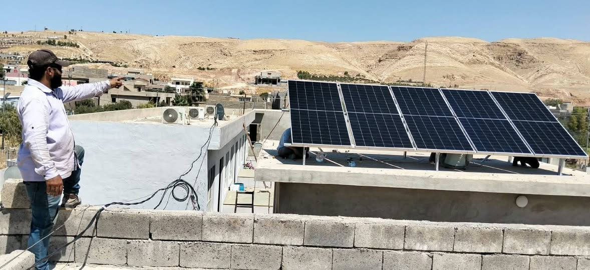 منظومة جديدة في حي عين وعلق - بعشيقة 
التجهيز : 10 صباحا و 5  امبير مساءا  من "شركة الطاقة الذكية"   
 اسم الزبون  : منزل السيد كرم علوكة 
الموقع: بعشيقة حي عين وعلق 

⚡ مواصفات المنظومات:  منظومة تغذي 10 امبير صباحا و 5 امبير مساءا   

🔹 انفيرتر 6 كيلواط فليستي 
✔️ضمان 5 سنوات 
🔹 بطاريات ليثيوم 5 كيلواط PTT 
✔️ ضمان 5 سنوات 
🔹 ألواح شمسية 620 واط عالية الكفاءة
✔️ ضمان 12 سنة

📊 أداء المنظومة:
☀️ إنتاج ممتاز خلال ساعات النهار لتغطية الأحمال الأساسية وتقليل الاعتماد على الكهرباء غير المستقرة.

💡 لماذا الطاقة الشمسية؟
✔️ كهرباء مستقرة طوال اليوم
✔️ تقليل كبير في مصاريف المولدات والوقود
✔️ تشغيل الأجهزة المنزلية بأمان وراحة
✔️ استثمار طويل الأمد يوفر عليك لسنوات

👷‍♂️ في "شركة طاقة الذكية" (https://www.taqa-smart.com) نقدم:
✅ منظومات منزلية وزراعية وصناعية
✅ منظومات On-Grid
✅ مكونات أصلية وضمانات حقيقية
✅ كادر هندسي متخصص وخدمة احترافية

الموقع الاول : بعشيقة شارع البانزيخانا 
الموقع الثاني : الموصل الطريق الرابط بين سايدين سعدي مهدي وتقاطع المصارف 
📞 للاستفسار والتواصل:
Korek: ***********
Korek: ***********
Asia: ***********
Korek: ***********

🌐 "الموقع الرسمي لشركة طاقة الذكية"
https://www.taqa-smart.com

☀️ استثمر بالشمس… وودّع مشاكل الكهرباء.

#الطاقة_الشمسية
#شركة_طاقة_الذكية
#منظومات_شمسية
#SolarEnergy
#الموصل
#Roj_Solar
#Sun
#Taqa_Smart 
#Bashiqa 
#Mosul 
#طاقة_ذكية
