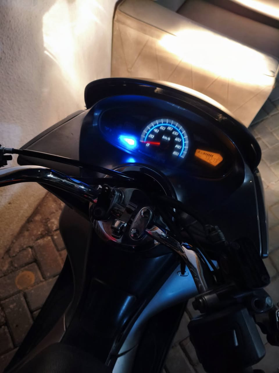 سلام عليكم PCX للبيع جيل أول  125 بيه تبخير قليل كهربائيات شغاله سعر 950 مكاني بغداد الكريعات رقم واتساب فقط *********** واتساب فقط

