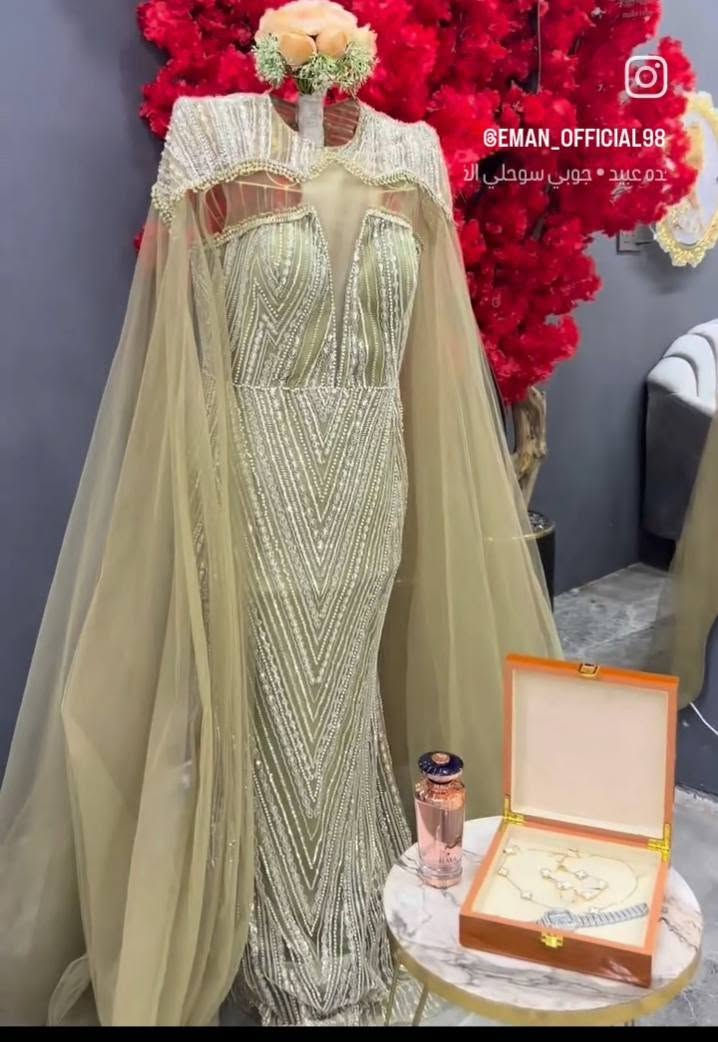 السلام عليكم عندي هذه الفستان اشتريته ب75واريدوب 30 وبي مجال للتواصل مع هذه الرقم على واتساب ***********

نص مكتوب في الصور:
- @EMAN_OFFICIAL98 آدم عبيد • جوبي سوحلي الآن