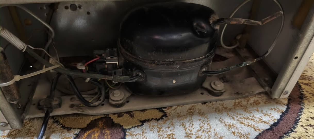 ثلاجه حجم صغير دنكه الأصلي نضيفه تشتغل وتفصل ماطور شغال عوزهه فقط اوفرلود بلفين دينار سعر 45 وبيهه مجال بسيط *********** جمعية شارع الوكفه بريد التحدي بي واتساب
