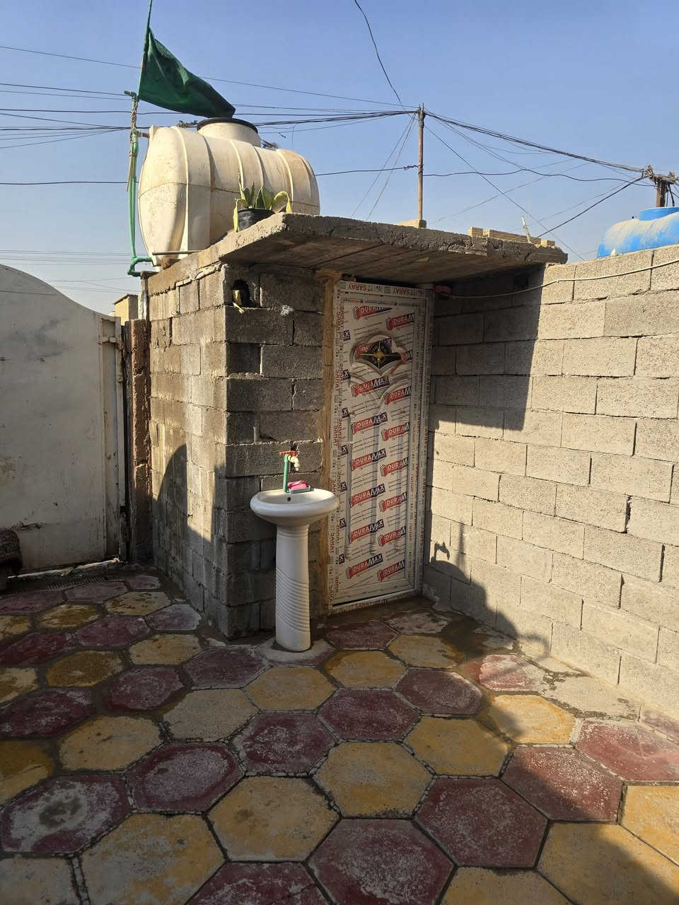 سلام عليكم بيت لبيع مساحه 250متر يتكون اربع غرف نوم ثنين سويت ومطبخ بارد ومطبخ حار عدد ثنين صاره وستقبال حمام العد ثنين خارجي وحمام داخلي مكان بغداد حي البتول شارع مدرسه الخيرات النتصال وستفسار *********** واتساب ونتصال مامتواجد بلفيس
