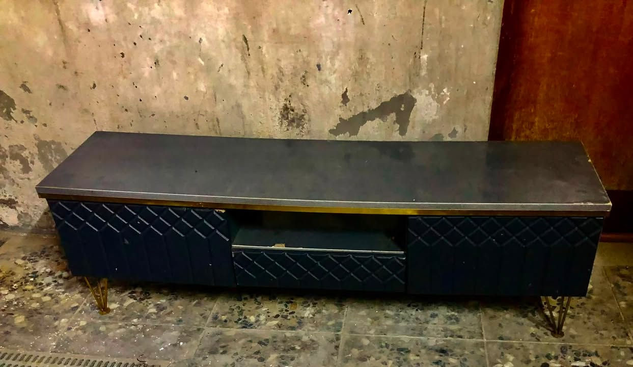 السلام عليكم نص تخم 5 مقاعد وطبلات وميز بلازمة نظيفات كلهن ١٠٠ الف للاتصال ***********
