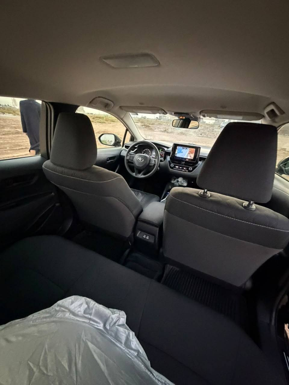 تويوتا كورولا هايبرد 2024 
🚘 الموديل: Toyota Corolla Hybrid LE
📅 السنة: 2024
🇺🇸 المواصفات: أمريكي
⚙️ المحرك: هايبرد 1.8 لتر، 4 سلندر
🔋 النظام: بنزين + كهرباء
⚡ القوة: 138 حصان
🔄 القير: ECVT أوتوماتيك
🚗 الدفع: أمامي FWD
⛽ الصرفية: تصل إلى 53 MPG داخل المدينة و46 MPG على الطريق السريع
👥 عدد المقاعد: 5 أشخاص
🖥️ الشاشة: 8 إنچ
📱 Apple CarPlay / Android Auto: لاسلكي
🛡️ أنظمة الأمان: Toyota Safety Sense 3.0
🎛️ أوضاع القيادة: Normal / Eco
🔑 تشغيل بصمة وزر تشغيل: حسب التجهيز
سيارة اقتصادية جداً بالوقود، عملية ومناسبة للاستخدام اليومي.

***********
