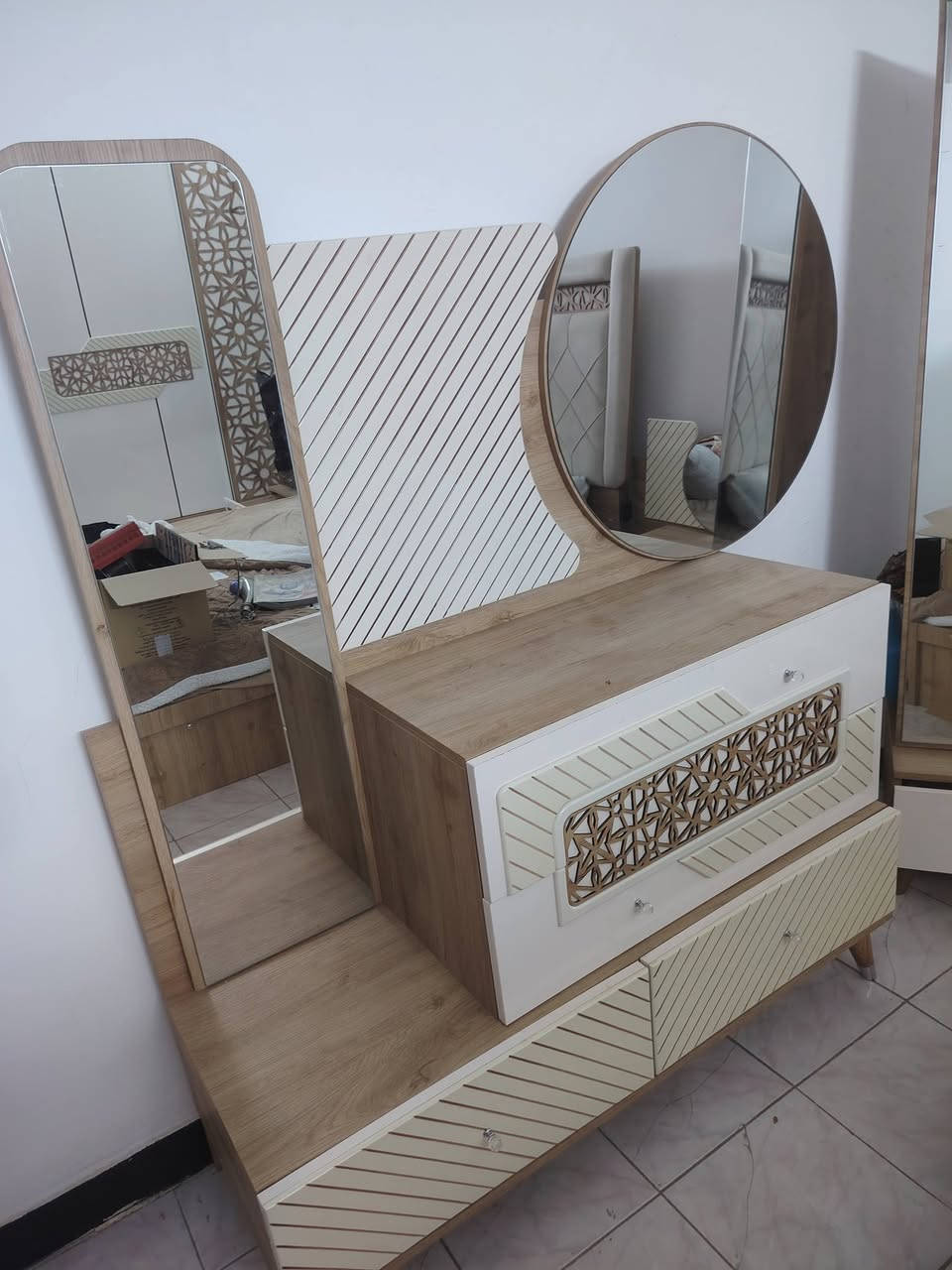 السلام عليكم
غرفة خشب ثقيل ٧ قطع استخدام اقل السنة
ماخذها بمليونين و٩٠٠
رايدهة ب٧٠٠ الف
تخم قنفات ٢ كبار بيجي وجويتي ازرق ومقعدين ينفتحن يصيرن جرباية هم درجة أولى ثقيلات

السيدية الضباط
***********
