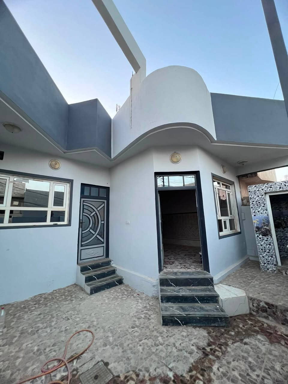 دار 🏠 للبيع في حي القوسيات.
مدخل أسواق ابو علي. 

المساحه.  150. م.  

يتكون من غرفتين نوم 🛌 هول استقبال مشتملات.
داخل خارج. 

سند زراعي نموذج25. حق التصرف سند ابيضّ وصل بلديه. 

الدار 🏠 تسليم مفتاح 🔑 فوري 

خدمات ماء 💦 كهرباء.  ⚡️ 100 متر عن التبليط 

السعر.  ( 65.)   مليون بي مجال.  

الاستفسار بل الأرقام.  

***********
***********
