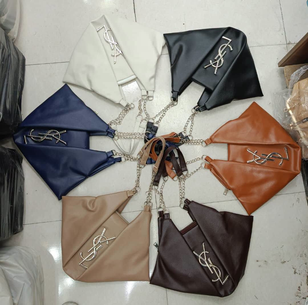 🔥🔥 عرض تحطيم الأسعار من مول السعادة 🔥🔥

👜 حقائب نسائية وبناتية 👛
💥 فقط 3,000 دينار!

✨ موديلات وأشكال حلوة وأسعار ما تتكرر
🏃‍♀️ لا تفوّتكم الفرصة!

📍 الديوانية – حي العسكري – شارع الوكفة القديم
📞 ***********

❤️ مول السعادة… المكان الأفضل للتسوق

نص مكتوب في الصور:
- 43*29cm