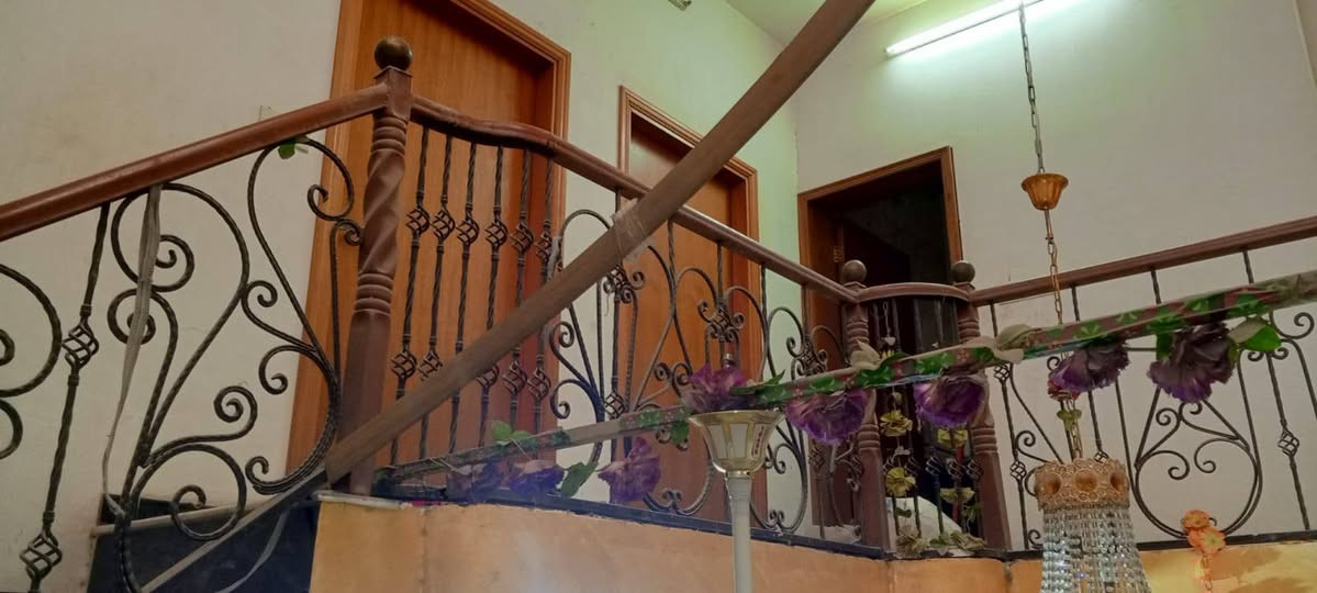 السلام عليكم بيت للبيع 150متر طابقين 6نوم استقبال كراج مطبخ 3صحيات غربي وشرقي كراج هول داخلي دبل فاليوم أرضية كاشي مطعم بالمرمر درج مرمر ابواب خشب صاج عراقي باب سلايت رباط على طول البيت مصبوغ صبغ بلاستيكي درجة اولى تفصال مكانة ابو منيصير القديمة سعرة مناسب يبعد عن الشارع العام القديم 80متر وجاهز للسكن او الإستثمار ممكن فرزة بسهولة الى مشتملين او شقتين فتح بيان ثاني يوم وبدون دلال من صاحب البيت مباشر استفسار ***********واتساب
