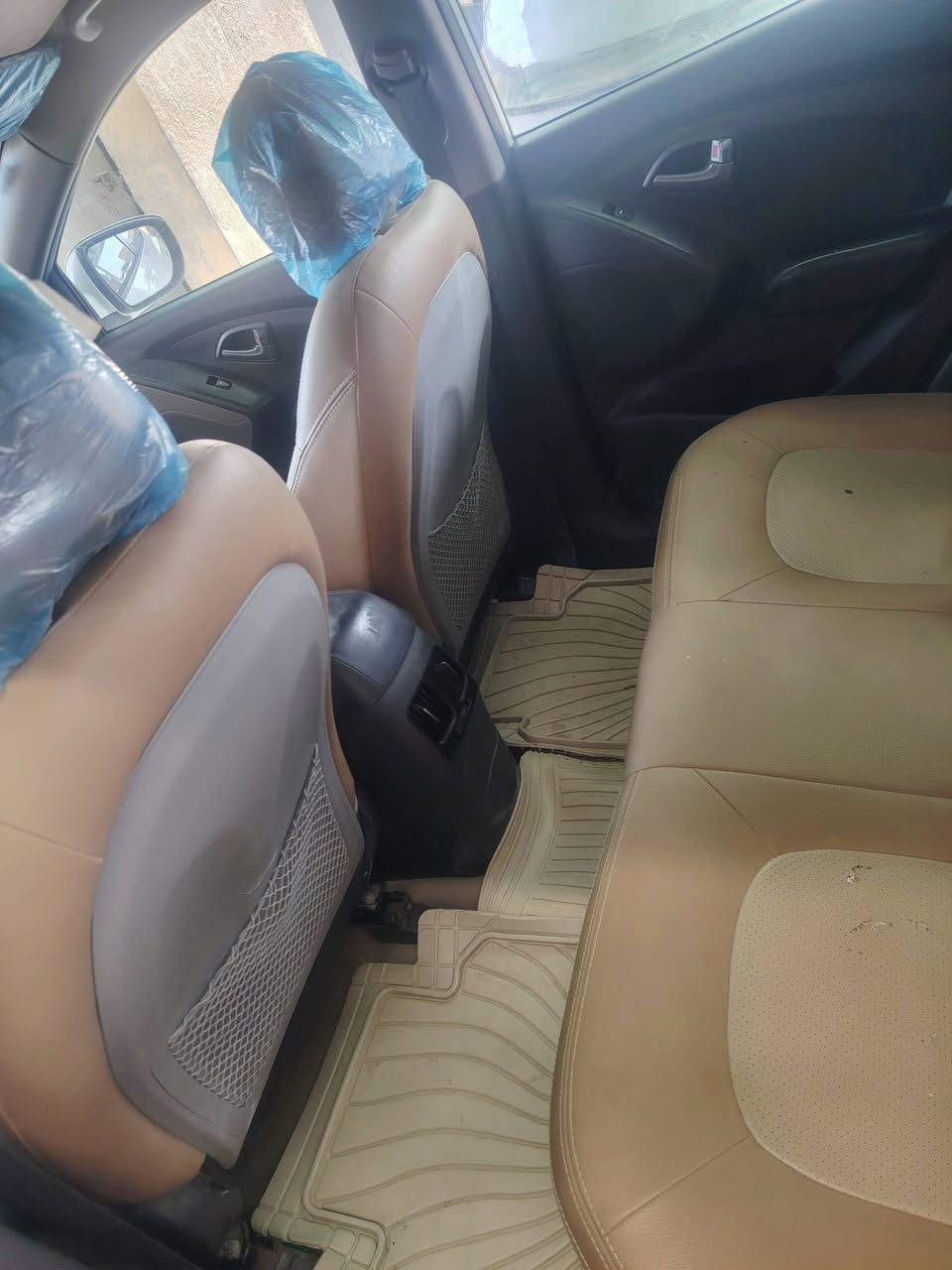 سلام عليكم من رخصت الادمن الامحترم توسان للبيع موديل 16محرك تبريد تدفه فول حداديه رقم بابل بسمي خليجي بيها تبديل اثر دحجه بصيطه بجهت السايق***********
