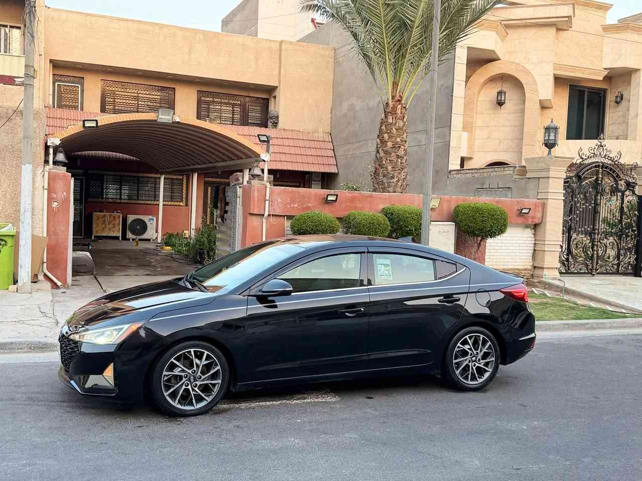 السلام عليكم 🙋🏻‍♂️❤️
للبيع هونداي ألنتره موديل 2019 فول مواصفات Limited رقم بغداد دولي بأسمي تحويل ثاني يوم السياره كير At مكينه 2000 دوش وارد أمريكي ضررها ثلاث قطع كما موضح بالصور بدون شواصي سياره جاهزه ماشيه 93 الف 
مواصفات لمتيد أعلى فئه 🚘
فتحه سلايد 
بصمه تشغيل بصمه أبواب اشاير ترحيب 
شاشه كبيره لمس كامره دواره نظام خرائط GPS 
كشنات تدفئه تبريد داخلها جلد لون عسلي 
كشن السائق كهربائي كشن خزن ميموري ثلاث وضعيات 
استيرن جلد تدفئه 
ويل كب كروم 
بصمه صندوق 
ثلاث انظمه قياده سمارت ونورمال وسبورت sport 
رادارات واشاير بالمري 
شاحن واير ليس لاسكلي 
سماعات دمام انفنتي 
للأستفسار *********** أسيا ➡️

            *********** عراقنا ➡️

أبو علي مكاني بغداد ألبياع السعر 109 وبيها مجال 🌸🌹
