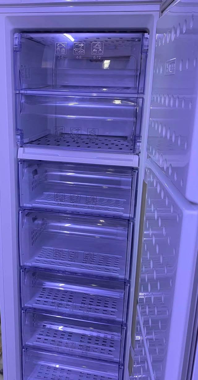 للبيع مجمدة عامودي beco
مستخدمة قليلاً ما بيها ضرر 
طول 170cm , عرض 60cm 
سعر 400 الف وبيها مجال 
للأستفسار ***********
