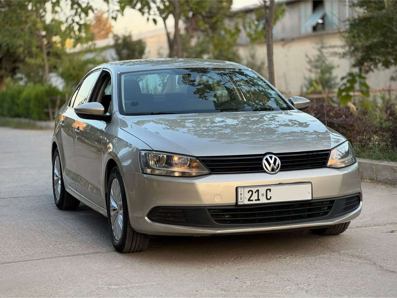 ‎کوردی / عربی 

‎بسم الله الرحمن الرحيم
Jetta 2015 خلیجی بێ بۆیاخ  

ماشەڵا سەیارەیەکی بە تەحەمول و کەممەسرەف
خۆم لە دەستی یەکەمم کڕیوەتەوە زۆر تازە ماوەتەوە
سەنەویو ڕەقەم تازەیە تا ٤ /٢٠٢٨ بە ناوی خۆمەوەیە 
مەکینە ٤ پستۆن ٢.٠ بێ تۆڕبۆ ٦ گێڕ مەرغوب بەشەرت
کامل سێرڤس ڕۆن و هایدرۆلیک و مەصفی بانزین 
پلاک و نۆزڵ و کامل ڕێڕەوی هەوا و حاسەکان 
 تایەو ویلی مۆدێل ٢٠٢١ ی بۆ بەستراوە 
181هەزار کیلۆ مەتر ڕۆیشتوە 

نرخ 💵(( 115 )) 💵گەڵا و معامەلە 

مواسەفات خلیجی ناسراوە 
شاشە ئایپاد ی بۆ بەستراوە و حاسە و کامێرەیە 
گێڕی ئۆتۆماتیک و عادی و سپۆرت و تحدید سرعە
جامەکانی ئۆتۆیە بە سویچ دەکرێتەوەو دا دەخرێ
تەبریدێکی زۆر ساردی هەیە و تەبرید مەرکەزیە ❄️
گاعی و کەتەلۆک و سپێر و جەگی شەریکەی تیا ماوە
زۆر مواسەفاتی تر …

سەیارەکە بێ بۆیاخە دەعامیش بۆیاخ نیە  ٣ پەڵە PDR ی هەیە و زۆر بە جوانی چاککراوە پێوەی دیار نیە 

ڤیدیۆی کاملی سەیارەکەم لایە کڕیار داوا بکات ✅

📍شوێن : سلێمانی 

***********☎️
ڤایبەر و واتصئاپی لەسەرە 

———————————————
جيتا موديل ٢٠١٥ خليجي بدون صبغ

ماشاءالله سيارة عمليه و قوية و الاقتصادية جدا 
شتريت من ايد واحد و باقي جديد جدا
سنوي و رقم جديد حتى ٤/٢٠٢٨ و باسمي 
محرك ٤ سلندر ٢.٠ تنفس طبيعي و ٦ گير مرغوب 
سويت كامل سيرفس زيت محرك و هايدروليك ✅
و مصفی بنزین جدید و بلاك و نوزل و كل حساسات
و تاير و ويل جديد مال ٢٠٢١ 
ماشي 181 الف كيلومتر 

سعر💵 (( 115 )) 💵ورقة و بيها مجال 

مواصفات خليجي معروفة
شاشة ايباد و كاميرا و حساس و تحديد سرعة 
گير أوتوماتيك و عادي و سبورت قوي جدا
جامات اوتو و يفتح و يصعد عن سويج 
تبريد بارد جدا و تبريد مركزي ❄️❄️
گاعيات و كتلوك و جك و سبير شركة موجود
بعد هواي مواصفات…

سيارة بدون صبغ  حتى دعاميات بشرط
بيها ٣ مكان تعديل PDR و مامبين 

عندي فيديو كامل سيارة شراي آطلب و تدلل ✅

📍مكان: سليمانية 

***********☎️
فايبر و واتساب موجود السليمانية, العراق
