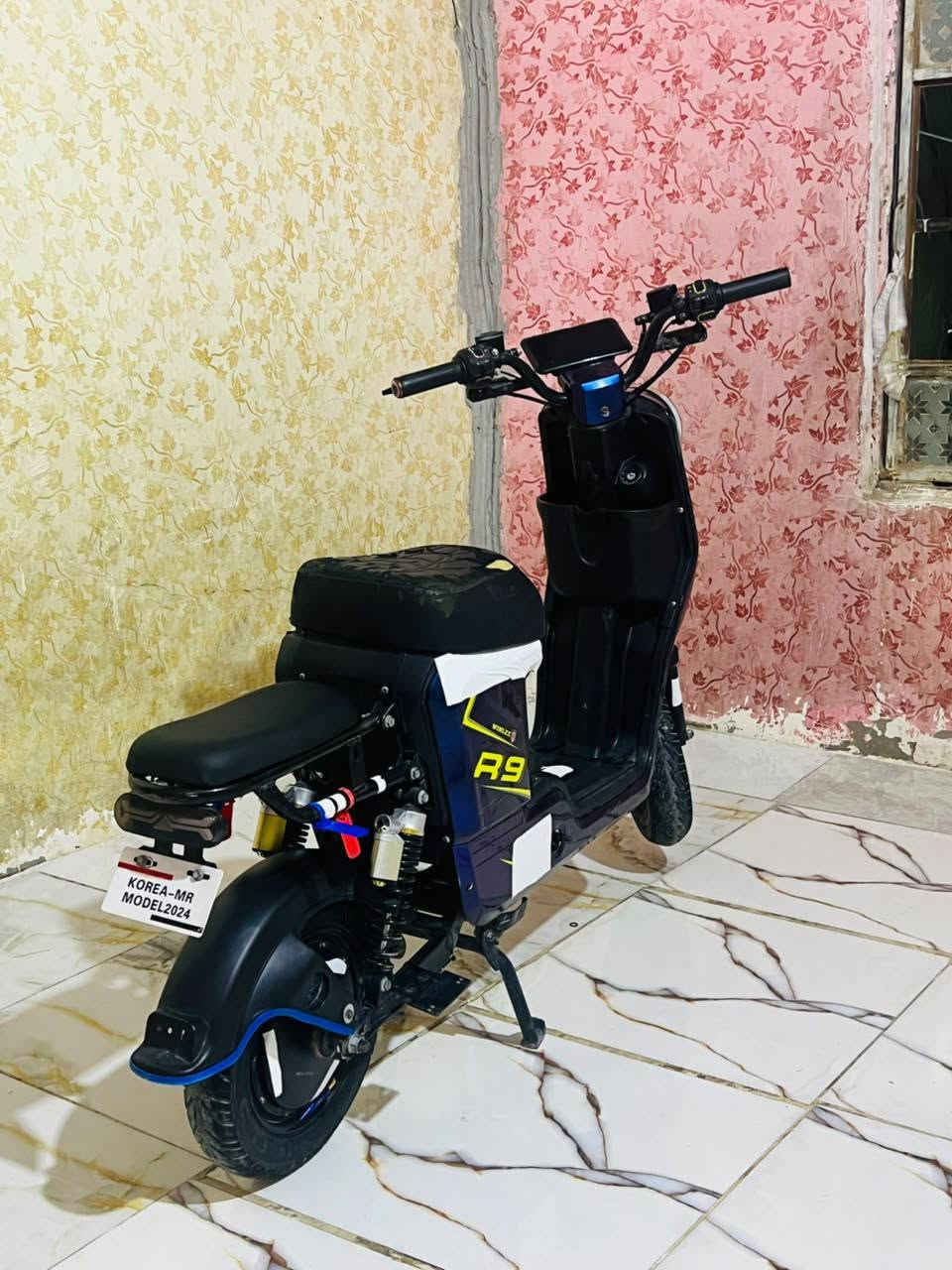 سلام عليكم دراجه R9 شحن للبيع ٢٠٢٥نضافه فول تواير توني شادهن دبلات جدد نضام R كفارات زلق مابيهن كهربايات شغاله دراجه متعوب عليه البطاريت مديل 26 الكبار جدد حيل (سعر300)وبيه مجاله ***********
