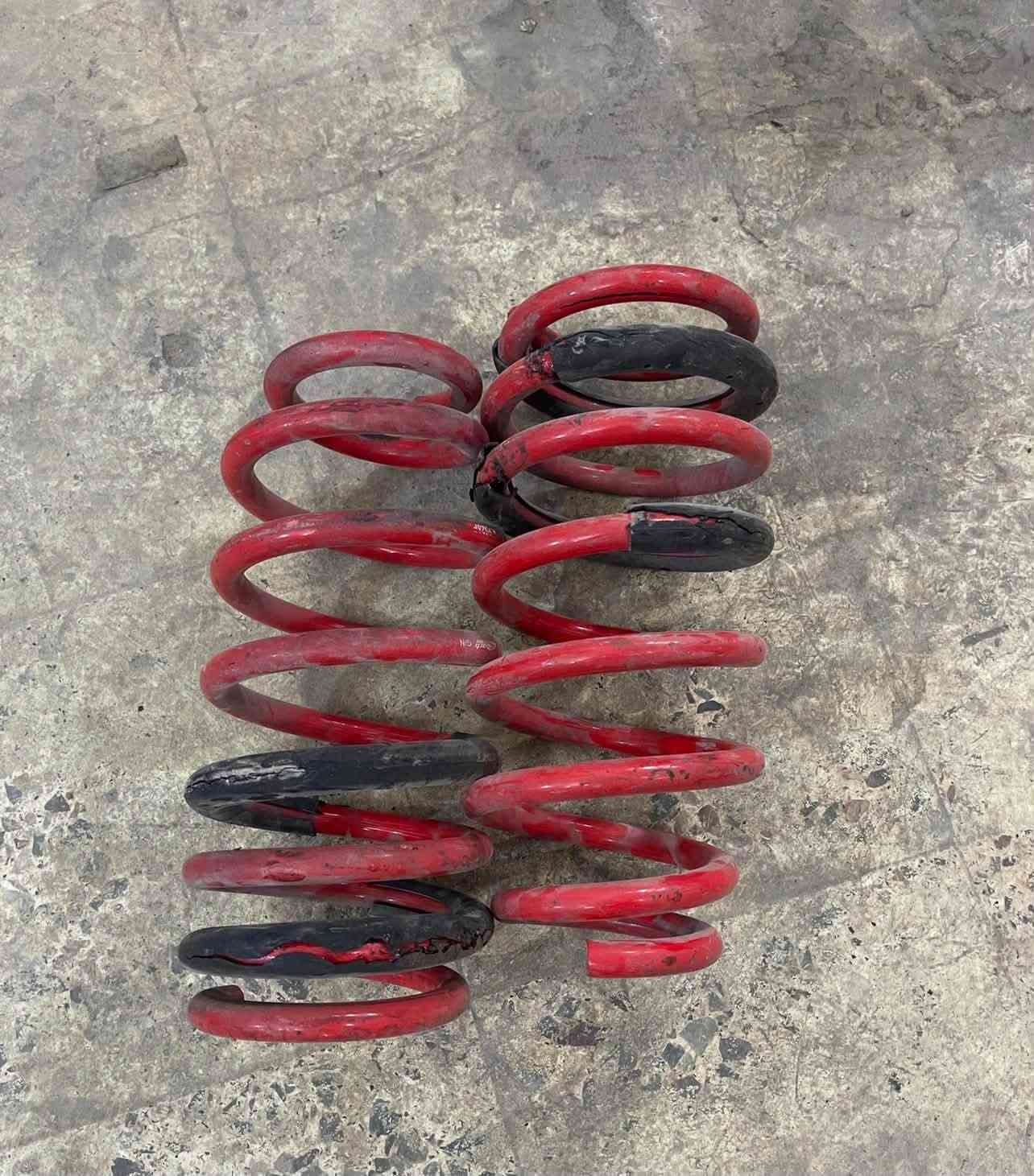 قطع غيار srt
المنصور دور السود 
للاتصال ***********

نص مكتوب في الصور:
- بورلا اتاك هيلكات
- بوق دعاميه srt