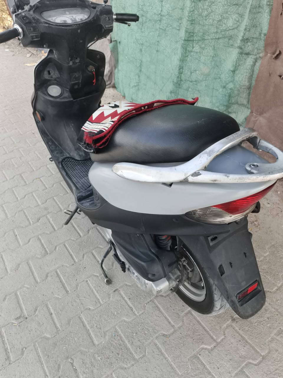 سلام عليكم دراجة للبيع كامكو جي 3 نضيفة كدام عينك شلعة ومعدل نكره سلف وهندر شعال كلشي شغال بيهة  كهربائيات شغاله تجي تفحص وتشوف ماعوزهة شي سعر 350وبي مجال للطيبين رقم ***********واتساب متواجد وتحياتي
