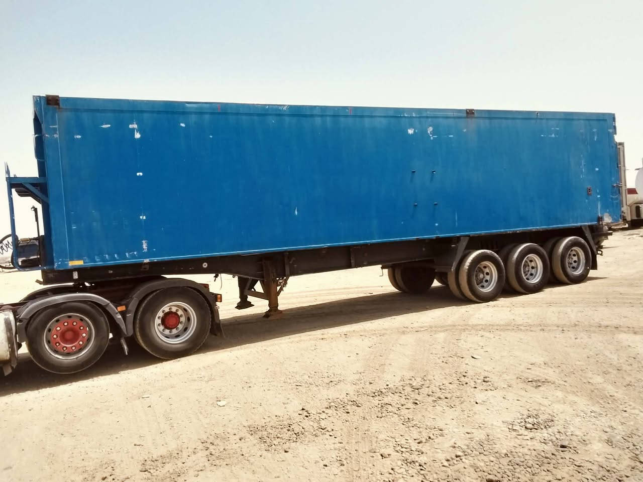 نساف البيع ثلاث دناكير دبل تاير يحمل 57طن شاصي فافون  دناكير مربع منفيس بعده اتصل ***********
