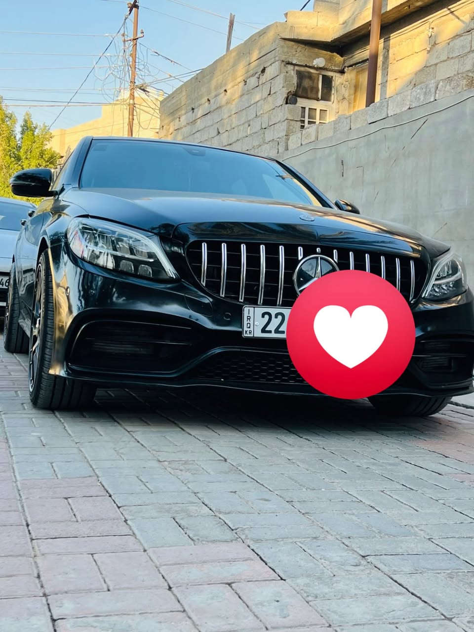 مارسيدس c300  موديل 2019  للبيع السيارة جاهزة حادثها جاملغين خلفية السعر 200وبيها مجال السيارة فول مواصفات ***********

