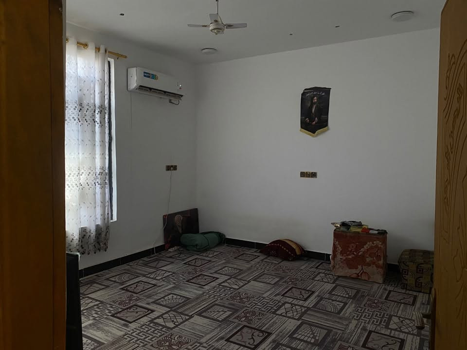 السلام عليكم عدنه بيت ١٠٠ متر طابقين الا يحتاج ترتيب فقط الواجهة
 الموقع قبل جسر مهيجران فرع حسينة بيت العاشور  يبعد تقريبا ٥٠٠ متر عن الشارع الداخلي 
طابو زراعي منطقة داخل تصير هادئة جداً  السعر ٦٥ وبي مجااال ان شاءالله 
*********** تواصل واتساب او اتصال مباشر
