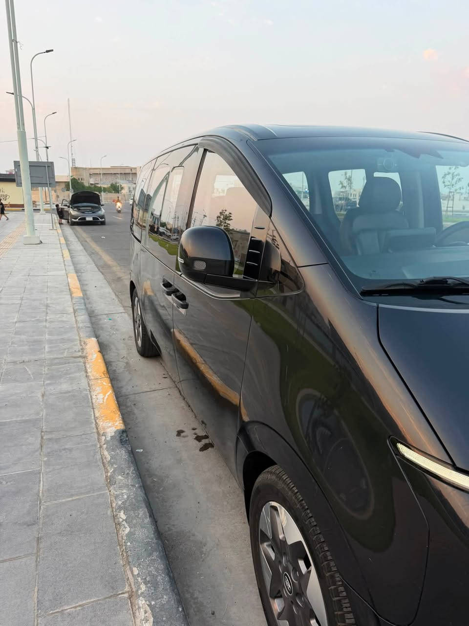 🚘 للبيع | هيونداي ستاريا VIP موديل 2022

📍 الموقع: البصرة
📅 الموديل: 2022
⭐ الفئة: VIP
⛽ المحرك: ديزل (كاز)
👨‍👩‍👧‍👦 السعة: 9 ركاب
📏 العداد: 80,000 كم
📄 الملكية: السيارة باسمي والتحويل مباشر
🔢 الرقم: بغداد الدولي

المواصفات:
✔️ تشغيل عن بُعد
✔️ تشغيل بالبصمة (Smart Key)
✔️ مقعد السائق بتحكم كهربائي
✔️ تحكم كامل بالمقود (ستيرن)
✔️ أبواب جانبية كهربائية
✔️ مرايا جانبية كهربائية قابلة للطي
✔️ مقاعد جلد فاخرة
✔️ تدفئة وتبريد للمقاعد
✔️ تسخين المقود
✔️ فتحة سقف بانوراما
✔️ نظام المحافظة على المسار (Lane Assist)
✔️ رادار أمامي
✔️ مثبت سرعة ذكي
✔️ كاميرا خلفية
✔️ كاميرا تسجيل أمامية وخلفية (Dash Cam)
✔️ حساسات خلفية
✔️ مصابيح LED
✔️ Apple CarPlay وAndroid Auto
✔️ نظام تكييف أمامي وخلفي بتحكم منفصل
✔️ منافذ شحن USB متعددة موزعة في جميع أنحاء المقصورة
✔️ وسائد هوائية (Airbags)

🔑 مفتاحان أصليان
🛞 الإطارات بحالة جيدة

✅ السيارة بحالة جيدة جداً، وجاهزة للاستخدام مباشرة.

💰 السعر: 29,000,000 دينار عراقي (قابل للتفاوض)

📞 للاستفسار والمعاينة:
***********
