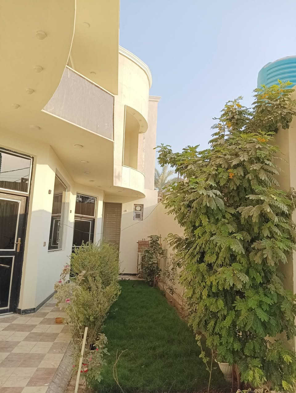 السلام عليكم
بيت للبيع تجاري بسعر سكني طابو صرف بناء حديث ٢٠٢٢ حي الامام بحي الضباط سنتر بشارع الكابينات مساحته ٤٠٥م واجهة ١٨م نزال ٢٢٠٥م طابقين ويحتوي على ثلاث محلات تجارية مؤجرة ماعدا شقة غير كاملة
علماً أن جميع زجاج البيت ضد الكسر .عرض الشارع ٢٠م
الطابق الارضي/ غرفتين نوم وكلدور وصالة ومطبخ ومجمع صحيات داخلية وخارجية وكراج سيارات وحديقة
الطابق الثاني/ ثلاث غرف نوم وكلدور ومجمع صحيات 
للاستفسار/***********
