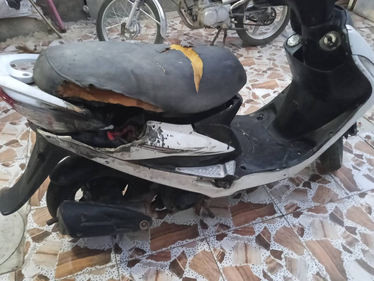 سلام عليكم دراجه GBكامكو
دراجه اي نقص مابية مال روحة وجيةوسعر مناسب
180 وبيه مجال حك جيه دراجه كامله تشغيل سلف 
بس نقص قبغ مال كلجات مكان كاظمية الطي *********** موجود واتساب
