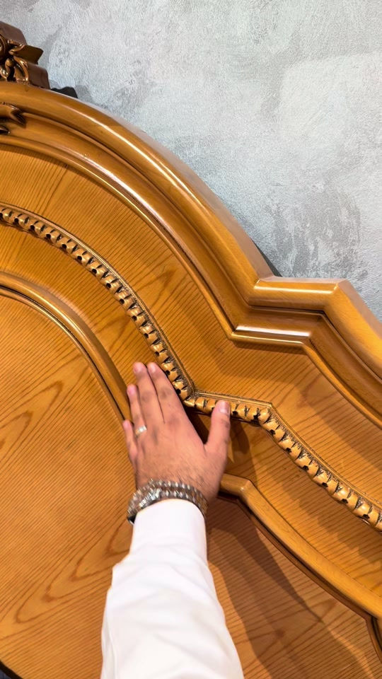 موديل لوڤر داخل وخارج خشب سنديان طبيعي  السعر 5 ملايين ونص فقط الوجه خشب سنديان طبيعي 5ملم لون طبيعي مطفي والداخل سنديان طبيعي 4 ملم مصبوغ بالكامل  كل الغرفة دنك خشب زان تحفير كل الغرفة لوكنز خشب زان يعني ارجل مرتفعة عن الأرض كل الغرفة لف الابواب والمجرات خشب زان داخل وخارج جانبي قواطع المجرات بلوك بورد سنديان وتحفيز السكك بالخشب  القاعدة بلوك   الظهر جرجوبة شد براغي قواعد المجرات سنديان 5 ملم كل الغرفة التوج خشب زان تاج الجرباية خشب زان ثقيل  شازلون جلوس امام السرير وطابورية  السرير خشب ركم لوح 6 ارجل ثقيل  ارتفاع الكنتور 255 سم عرض الكنتور 338سم عرض زاوية الملابس 119سم يعني الكنتور وزاوية الملابس ضلع كامل 457سم السعر 5500 فقط شركة الأفراح للأثاث العراقي  البيع بالنقد وبالأقساط ‏ غرفة نوم- اطقم قنفات - مفروشات - اخشاب تصنيع الأثاث  ‏العنوان محافظة واسط قضاء العزيزية قرب كراج بغداد مقابل مقهى حوران ‏التوصيل والشد مجاني إلى جميع محافظات العراق ‏خدمة استبدال الغرف العراقية القديمة بغرفة جديدة مع الاتفاق على الفرق ‏ خدمات ما بعد البيع لمدة سنة مجانية  *********** *********** *********** *********** *********** *********** #أثاث  #غرف_نوم  #ديكورات_داخليه #سنديان 
