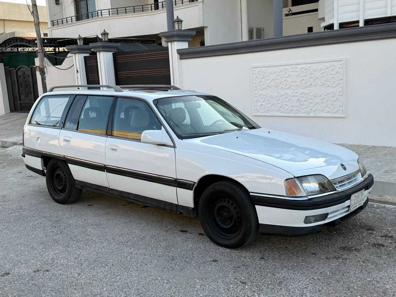 اوبل اوميكا استيشن موديل 1992
حجم 20 بلاد 
كير عادي 
رقم كركوك 
كير محرك بالشرط 
سقف سلايد 
باور استيرن 
ABS
سياره نظيف مال بيت 
خياسات معمره كلها  
بدون ضرر 
فقط بدنه اماميه مبدل 
صور موجود عندي قبل تعمير 
مكان كركوك 
سعر 27 وبي مجال بسيط الشراي يتصل 
*********** كركوك, العراق

