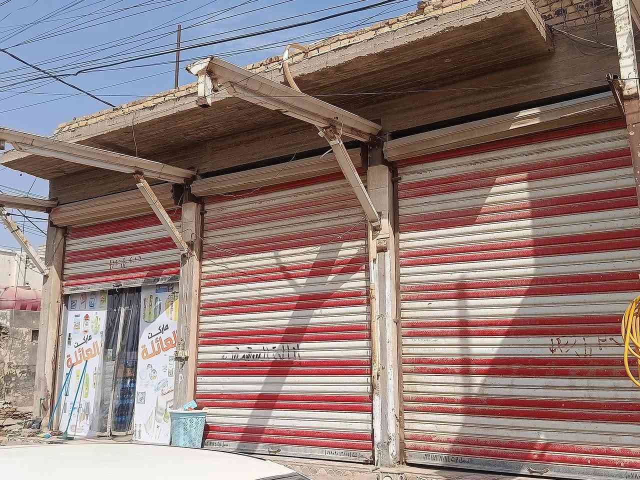 بناية تجارية • مساحة ١٠٠م • ٣ محلات