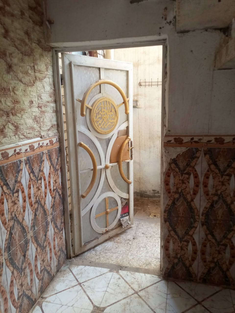 ياالله
مكتب عقارات الثقه يتوفر لدينا دار للايجار في حي الحسين دوانم ابو حوراء مساحة الدار 100 متر يتكون البيت من 

( استقبال . صاله غرف 1 . مطبخ . صحيات . ساحه . منور  )

ايجاره قفل 250 الف .. للاستفسار يرجى الاتصال على الرقم 
اتصال هاتفي 📱 أو واتساب ( *********** )
