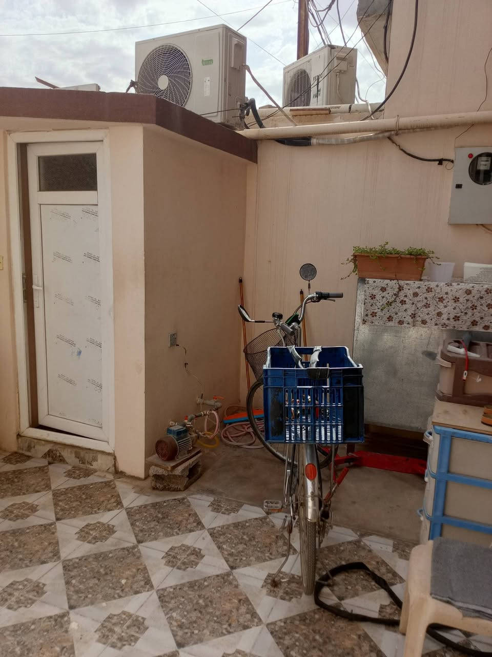 بيت للبيع طابو صرف منطقة 55خلف متوسطة الاصمعي 100م5*20 باسم شخص واحد طابقين.طابق الاول استقبال+مطبخ+غرفة نوم+صحيات وحمام +مرافق خارجي ودرج داخلي...؟طابق ثاني غرفتين+صحيات مع حمام.اي استفسار بخصوص دار خابر *********** .قريب من مدارس وخدمات ماء+كهرباء+تبليط
