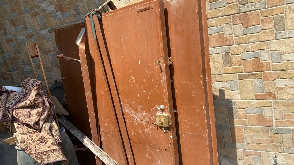 باب سلايت ارتفاع ٢ متر عرض ٣ متر كاملة مع جميع ملحقاتها باب ثگيل  *********** السعر ٢٥٠ وبيهة مجال
