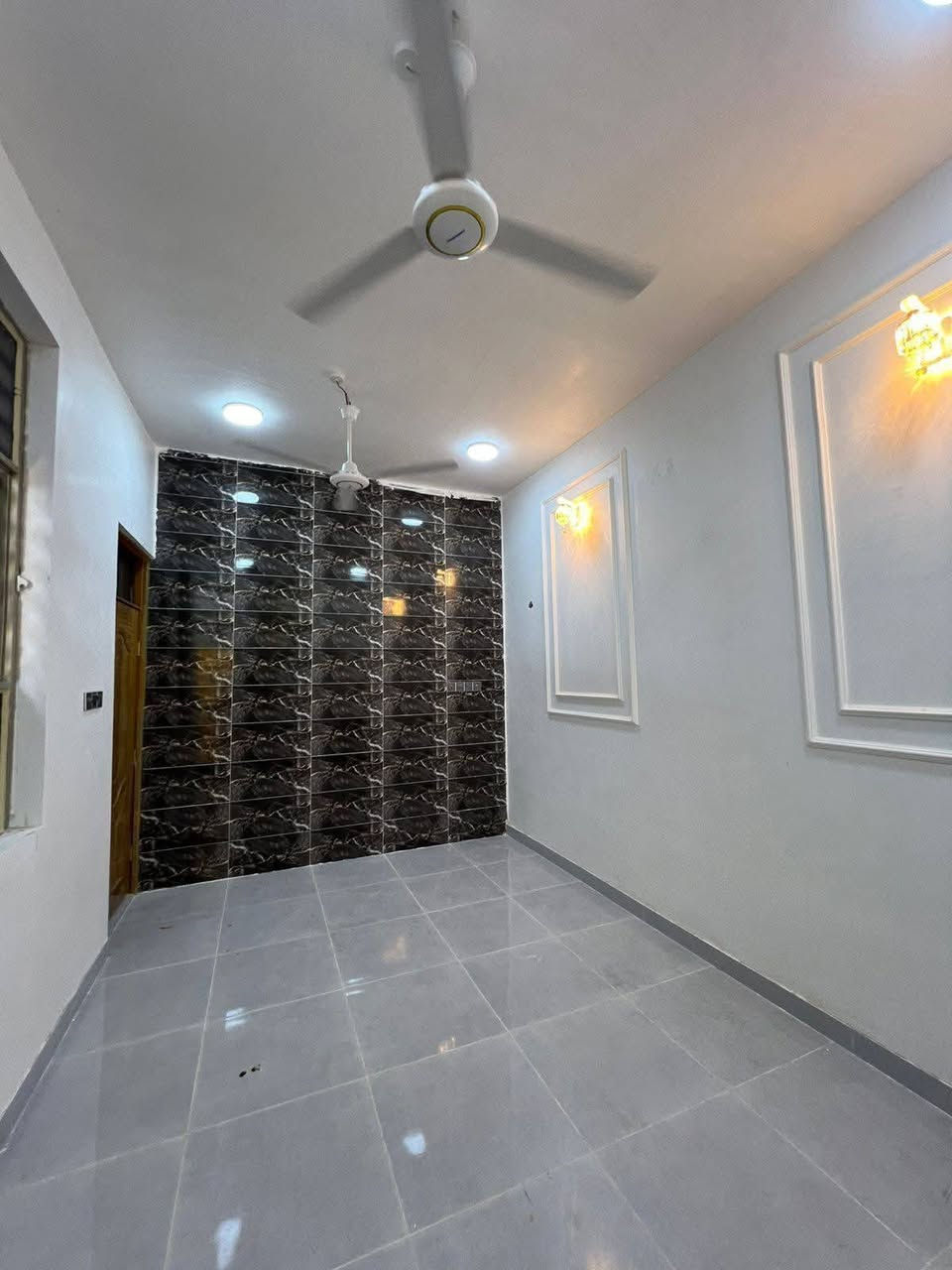 للبيع دار 100 متر  طابو صرف بالنجف حي ميسان قطاع 24 على ساحة (مشتل ) خلف شارع الكيات العام  مباشر
بناء حديث درجة أولى 2026 

يحتوي / غرفة  وصاله ومطبخ وستقبال 
وصحيات داخلية وخارجية  ومكشوفات 

السعر 112 مع مجال .....D

للأستفسار *********** واتساب أيضاً موجود
