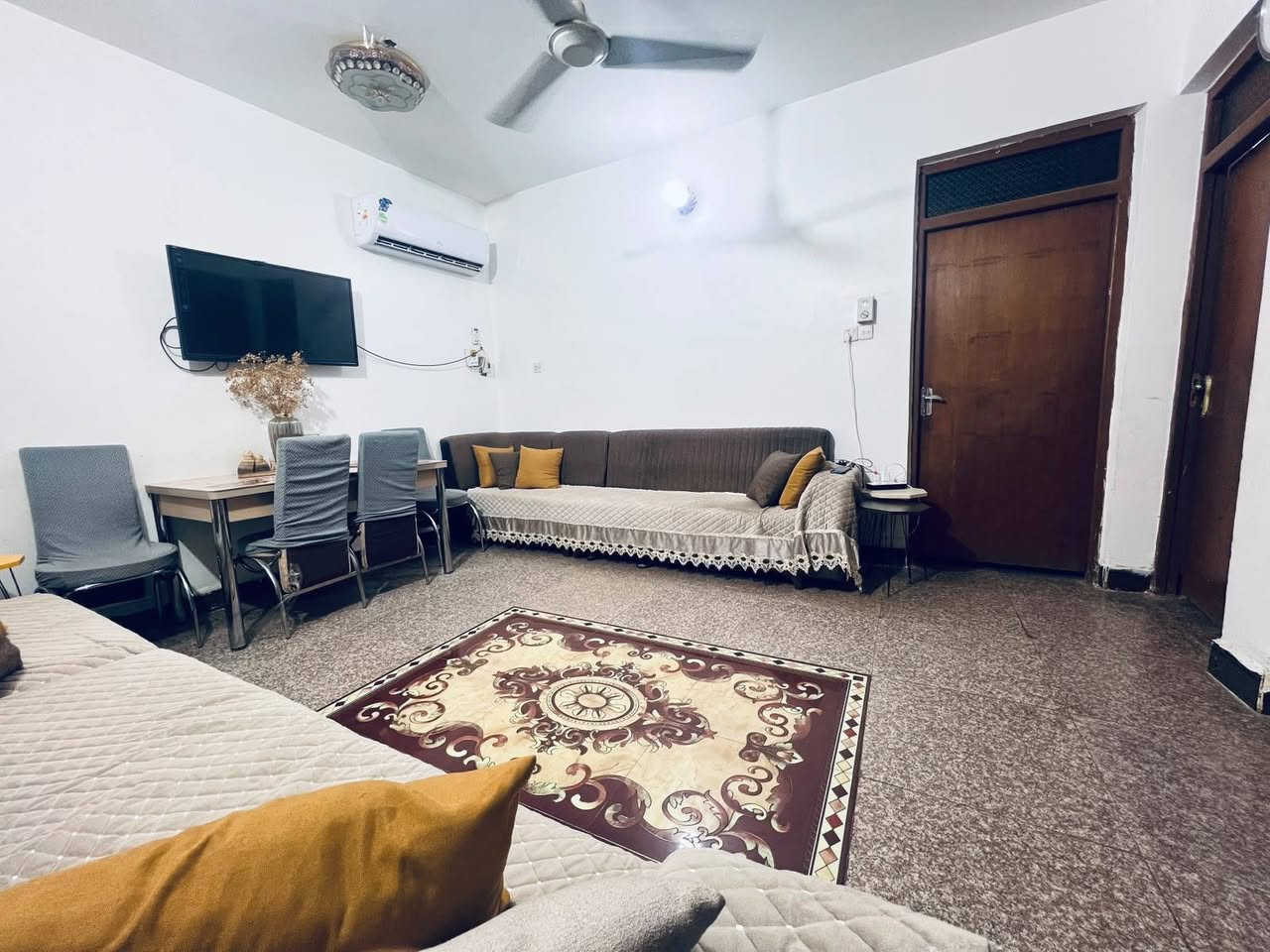 بيت للبيع طابو صرف 200 متر منطقه كامله الخدمات تبليط ومجاري يحتوي على
غرفه نوم 4*4
غرفه نوم 4*5
استقبال 5*7
صاله
مطبخ مع ملحق مخزن
مجموعه صحيات داخليه وخارجيه
الجته شارع تاج الياسمين 
للاستفسار على الرقم ***********

