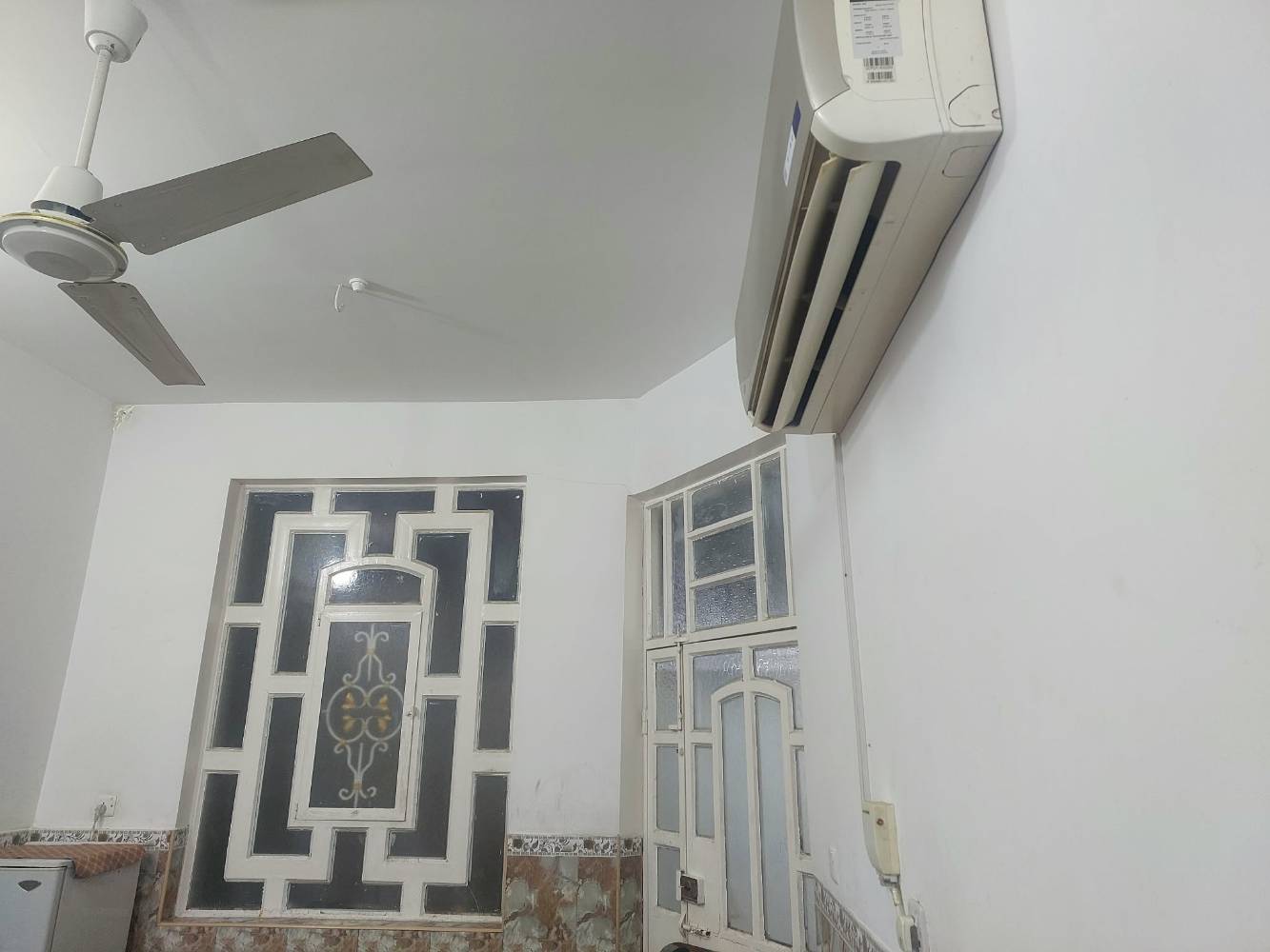 السلام عليكم ورحمة الله وبركاته. 
بيت في حي السلام خلف الشارع التجاري سلام غري مساحه 100 متر 5×20 يحتوي على غرفه + مطبخ + صحيات داخلية وخارجيه + غرفه  البناء جدا نظيف مع ارضيه مرمر تركي بيع مستعجل وبسعر مناسب جدا جدا 175 مع المجال البسيط .
