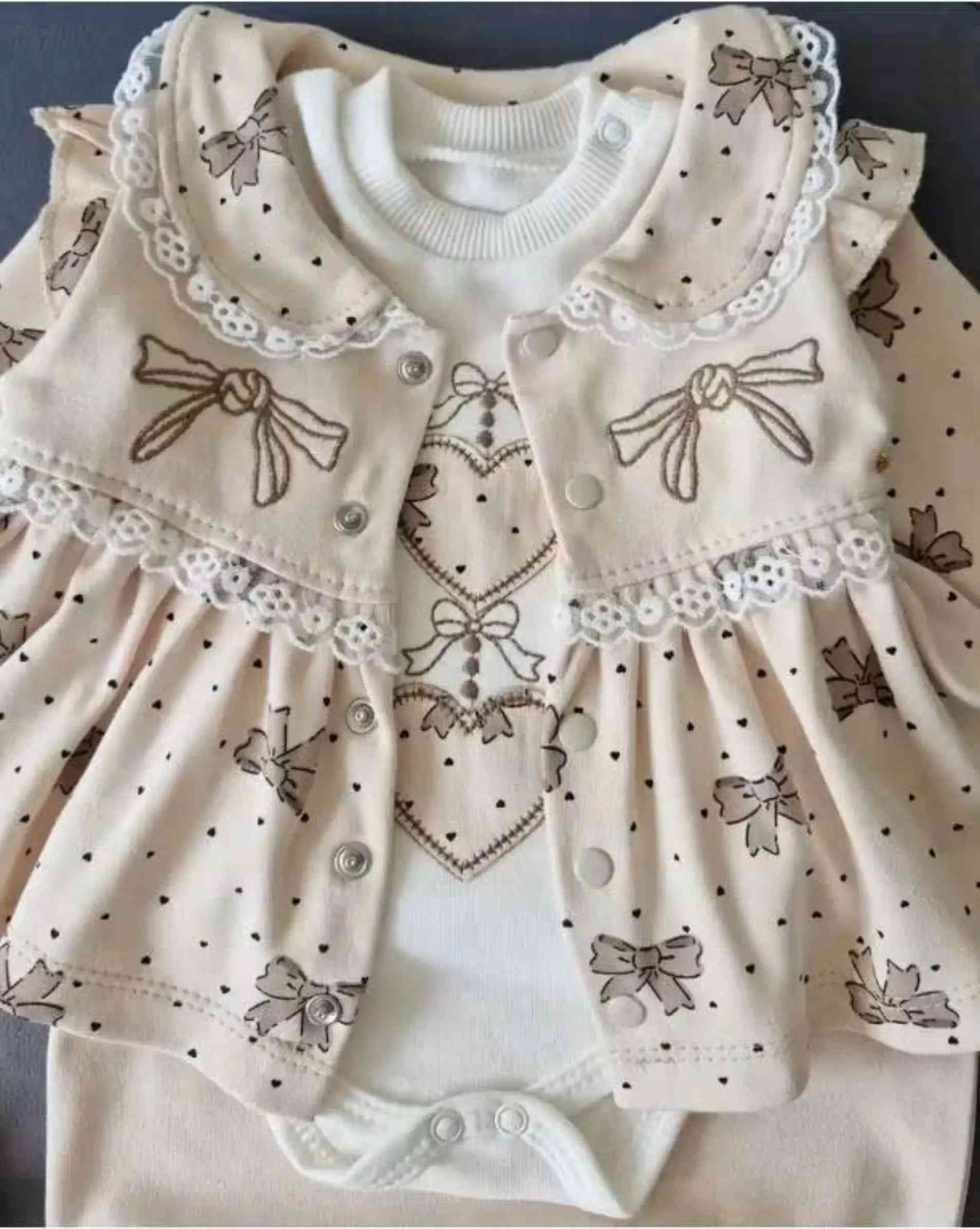 ✨ البسه الكرم للاطفال _ موصل حي سومر  ✨ 🤎 طقم بناتي 3 قطع بتنسيق راقي وكيوت 👗 بلوزة فانيرة قطنية ربيعية ناعمة ومريحة 🇹🇷 ماركة تركية بجودة حلوة وتفاصيل تخبل 😍 📏 القياسات: من 3 أشهر إلى سنه نص  📲 للحجز فقط واتساب: *********** 📍 الموصل – حي سومر مقابل أعراس راما 🚚 يوجد خدمة توصيل #البسه_الكرم_للاطفال #ملابس_اطفال #ملابس_بنات #طقم_بناتي #ماركة_تركية 
