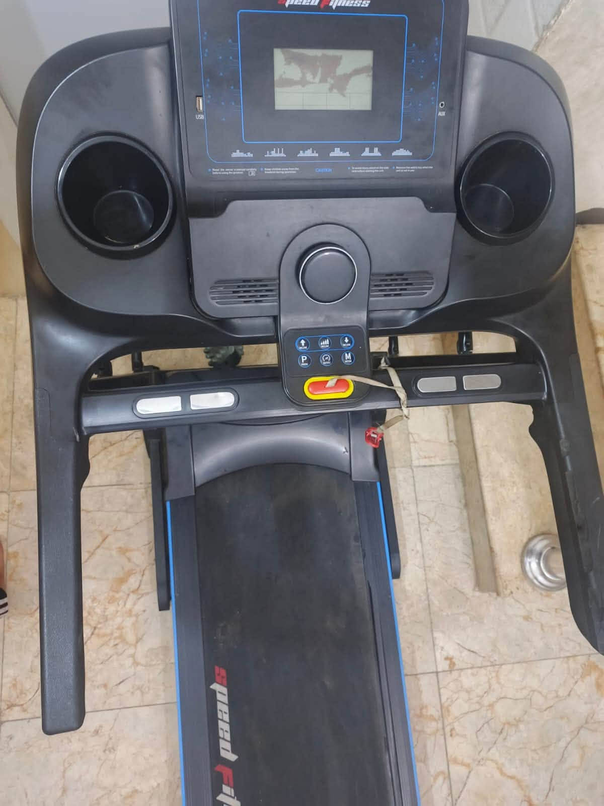 جهاز جري ماركة speed Fitness
يتحمل وزن160kg
يحتوي على عدة انظمه 
النظام الجبلي والتحكم بالتدريج من الاسفل الى الاعلى 
نظام قياس النبض 
نظام قياس السرعه
الحزام الهزاز لتدليك الجسم والضهر 
يحتوي على منفذ USB ومنفذ AUX
الجهاز نظيف جدا واستخدمه قليل 
السعر 250
مكان كربلاء 
الرقم***********
