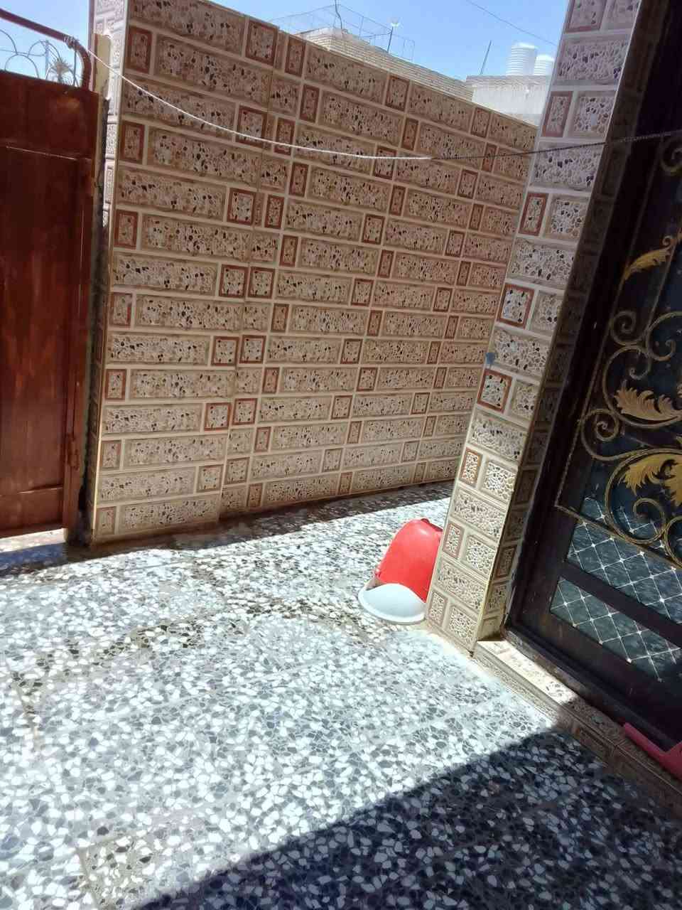 السلام عليكم اعيد النشر بسبب الوعود الكاذبة 
دار للبيع مساحته 114طابقين  
يحتوي على 3غرف صالتين استقبال سطحين منور طارمه 
السكف صب كونكريت للطابقين 
كافه الخدمات 
يتوفر أيضا مدارس بانواعه سوك افران مولد ذهبي قريب جدا عليك انتريت قريب ويبعد عن الامام الحسين عليه السلام 3كيلو ونص 
طريق البوبيات عمود 86 بدايه الحر الصغير السعر جدا مناسب 85بي مجال للطيبين ***********
