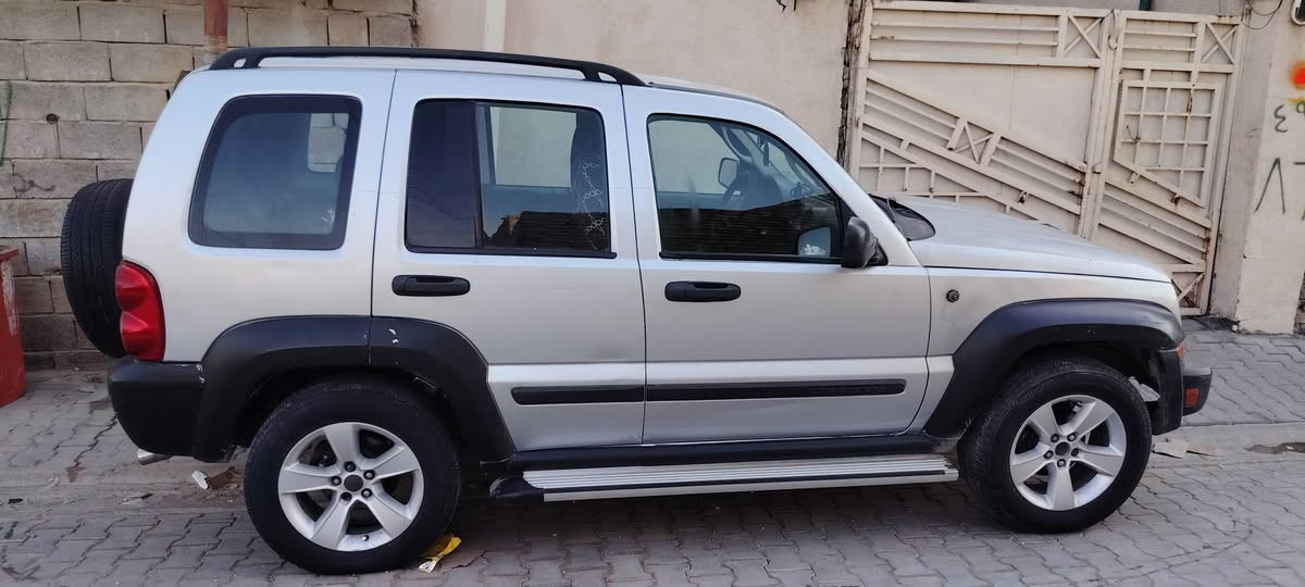 السلام عليكم جيب ليبرتي 2007 محرك 3700 كير ومحرك شرط تبريد شغال تخم تاير السياره  بسمي مداور ثاني يوم رقم بغداد السياره جاهزه
مكان السياره بغداد
السعر :68
الهاتف: ***********
