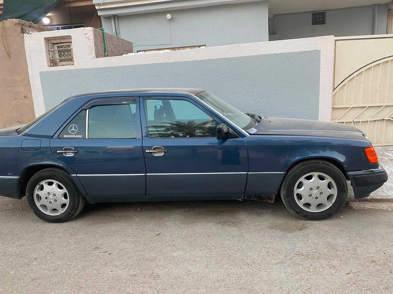 للبيع: سيارة مرسيدس بنز 300E موديل (92)
مكينة 3000، 6 سلندر، قير أوتماتيك، لون كحلي، داخلية كحلي ويا خشب، جنوط مرسيدس، مكيف، السيارة نظيفة ومحافظة عليها.
السيارة موجودة بديالى بالمقدادية، البيع مباشر
للتواصل ***********
