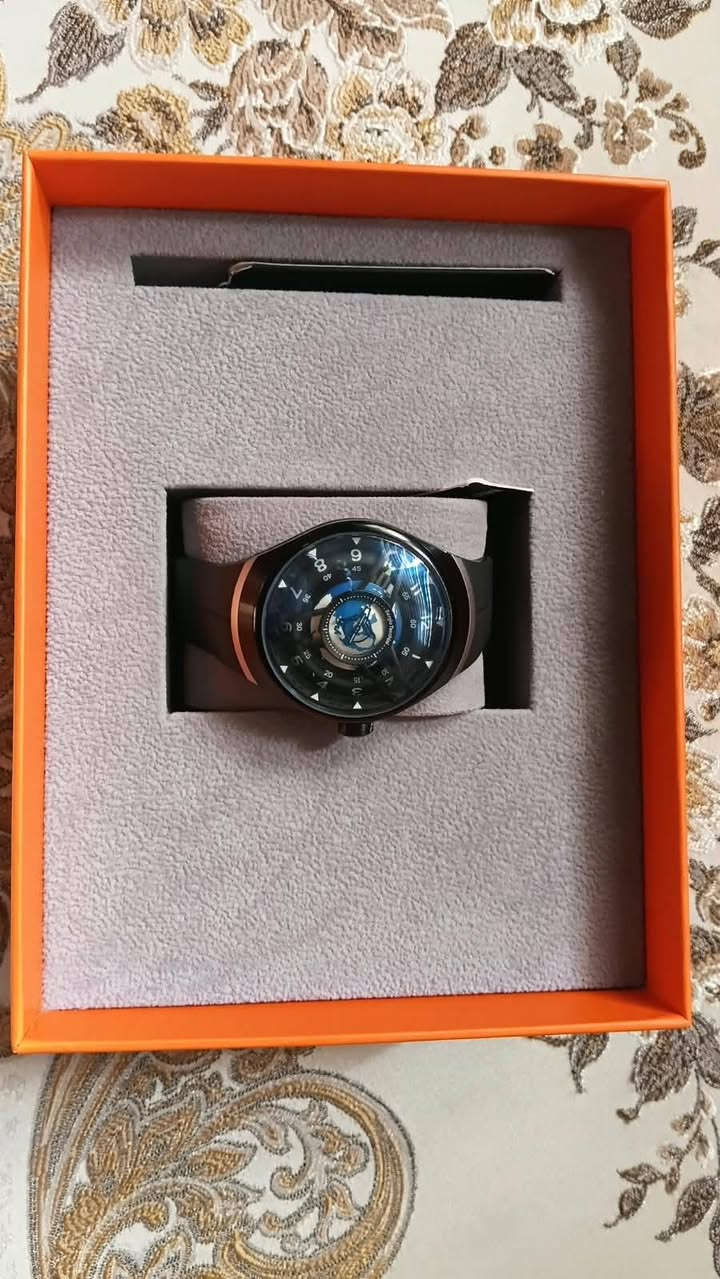 ⌚️ ساعة سيرجيو تاكيني الأصلية
Sergio Tacchini ST.6.10001-2
أناقة وفخامة بتصميم رياضي مميز، ساعة رجالية تكمّل إطلالتك بكل مناسبة.
✨ المواصفات: • الماركة: Sergio Tacchini • الموديل: ST.6.10001-2 • الحركة: أوتوماتيك • حجم الهيكل: 44 ملم • مادة الهيكل: ستيل • لون الهيكل: أسود • نوع الزجاج: معدني (Mineral) • الحزام: سيليكون أسود • مقاومة الماء: 5 ATM
🎁 أصلية وجديدة مع علبتها الأصلية.
💰 السعر: 300,000 دينار عراقي

للتواصل ***********
